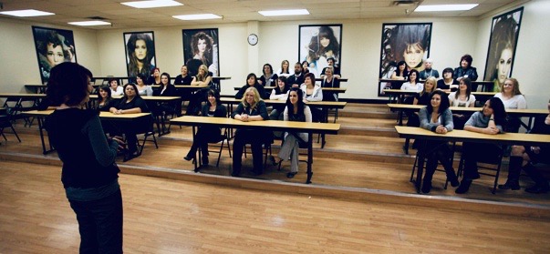 studenti estetica aula con allieve