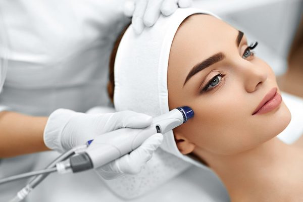 Beautician-for-customer-beauty-services-Stock-Photo-10 micro-needling